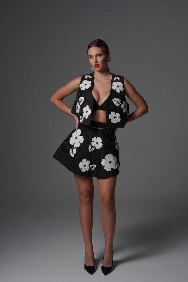 Women Wearing Black/White Floria Set